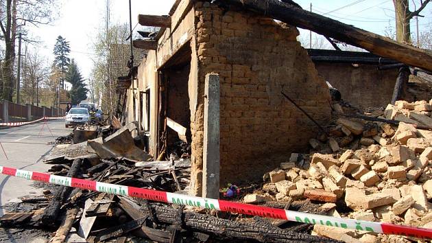 Požár se rychle rozšířil a z domu zůstaly jen obvodové zdi a komín. Archivní snímek Deníku z dubna 2009, krátce po požáru