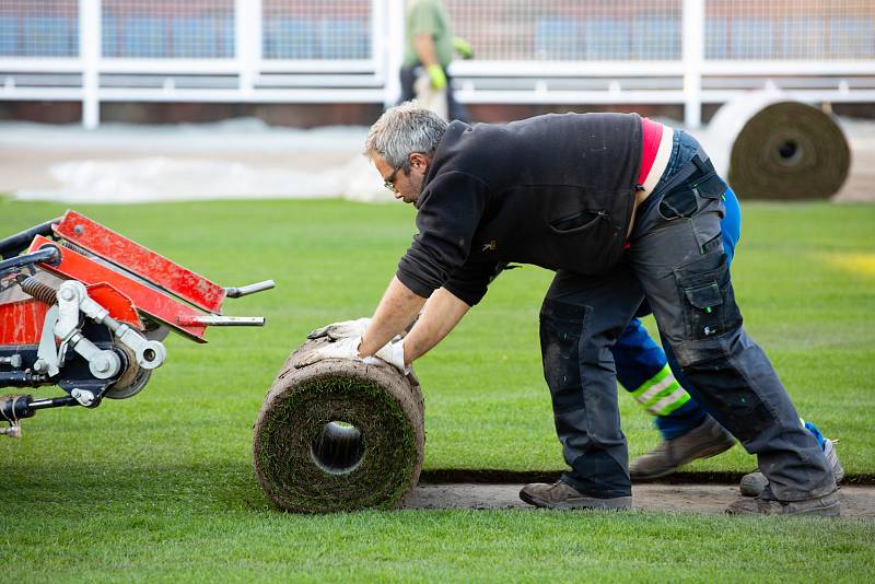 Opava - V pátek 5. října pokračovala pokládáním trávníku a stavbou kotelny rekonstrukce městského stadionu v Opavě, kde hraje své domácí zápasy prvoligový SFC Opava.