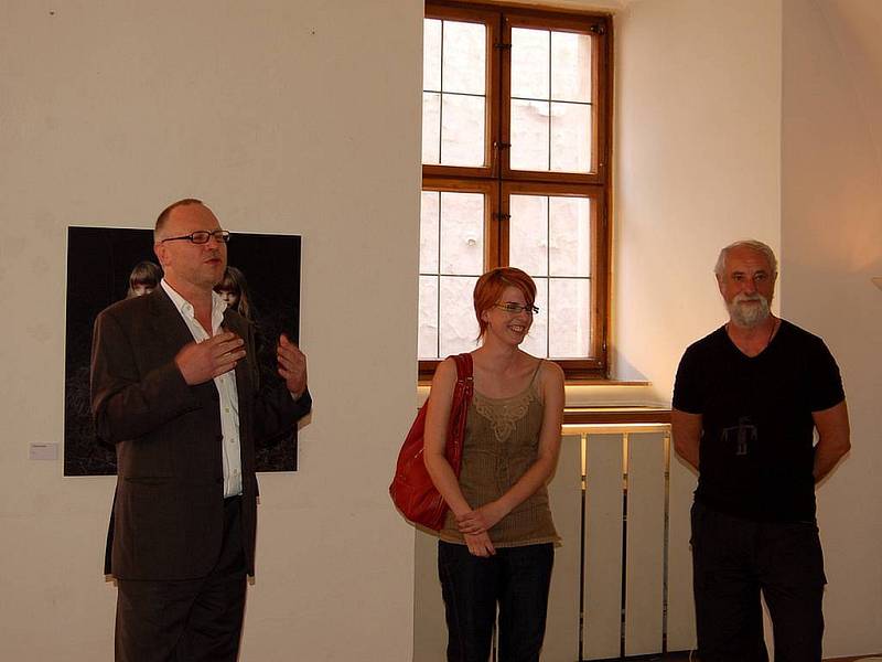 Tereza Vlčková (uprostřed). Její výstavu v Kabinetu fotografie zahájili Jiří Siostrzonek (vlevo) a Jindřich Štreit (vpravo).