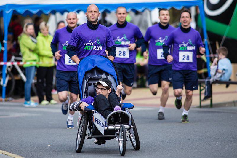 V neděli proběhl asistovaný běžecký závod Joy Run. Zdraví závodili společně s handicapovanými dětmi. Cílem celé akce byla snaha začlenit je mezi vrstevníky a dopřát jim nevšední zážitek. Na Joy Runu běželo přes tři sta závodníků.