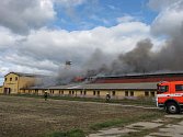 Sedm hasičských jednotek muselo v pondělí krátce před polednem vyrazit do Dolních Životic na Opavsku. Plameny zde totiž pohltily zhruba polovinu objektu bývalého zdejšího vepřína.