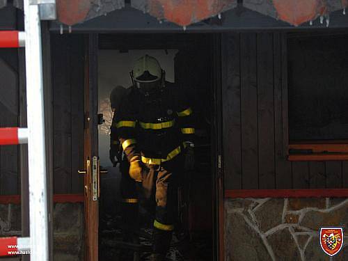 Šest jednotek hasičů zasahovalo v sobotu odpoledne v Háji ve Slezsku, místní části Jilešovice, u požáru starší chaty se sedlovou střechou, přestavěné na celoroční využívání.