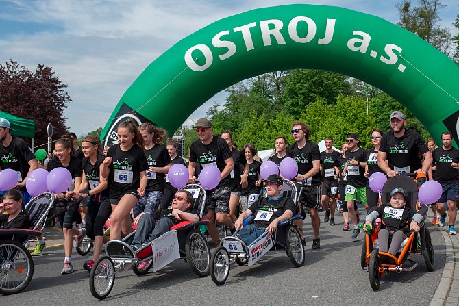 Asistovaný běžecký závod s handicapovanými dětmi a mladými lidmi v Městských sadech.