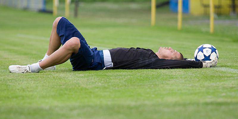 Bez své velké ikony Jaroslava Kolínka začali dnes opavští fotbalisté přípravu na druhou fotbalovou ligu. Trenér Josef Mazura měl naopak k dispozici nové tváře, vítkovického obránce Radomíra Vlka a záložníka Jan Urbana, naposledy působícího v Brně.