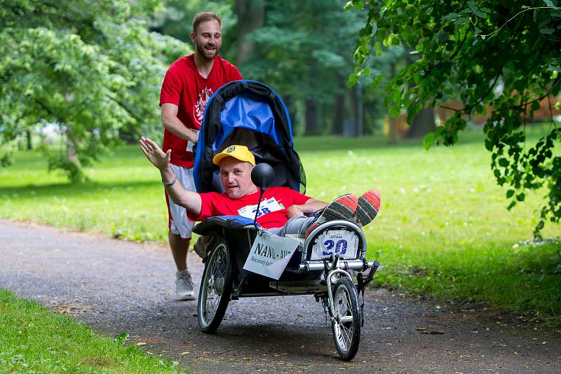 Asistovaný běžecký závod s handicapovanými dětmi a mladými lidmi.