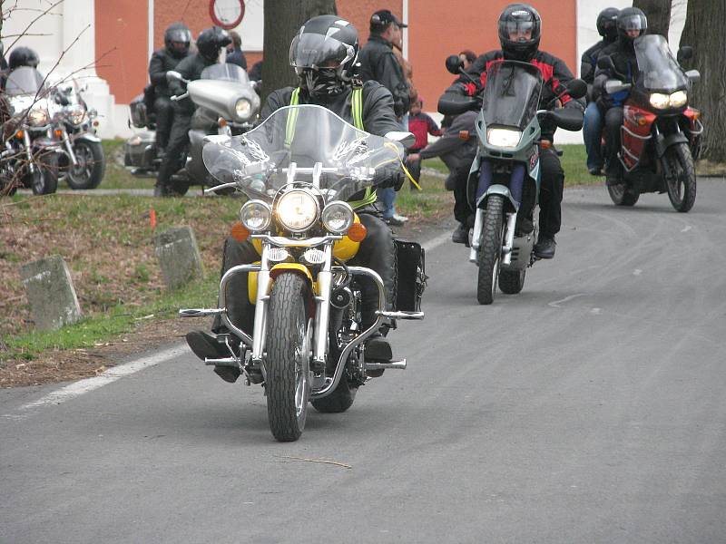 Krnovští motorkáři tradičně zahajují sezonu setkáním před poutním chrámem na Cvilíně. Vzpomínají na zesnulé kamarády a přijmou boží požehnání.