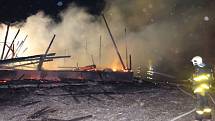 Patnáct jednotek profesionálních a dobrovolných hasičů zasahovalo u požáru, který v sobotu zachvátil objekt bývalého hotelu a stodoly u Šilheřovic.