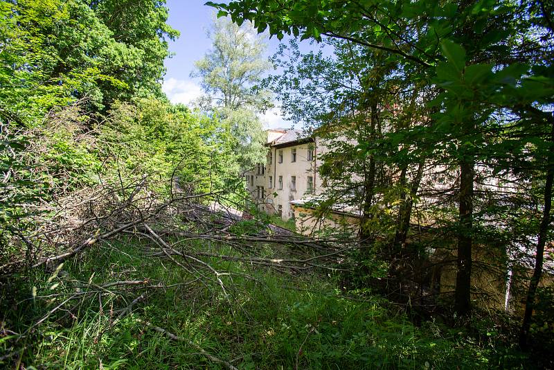 Jánské Koupele (německy Bad Johannisbrunn), dříve také Melčské lázně, jsou bývalé lázně ležící severozápadně od Vítkova v okrese Opava, v rozsáhlých lesích při řece Moravici. Celý areál byl roku 2005 zapsán do seznamu kulturních památek České republiky. P