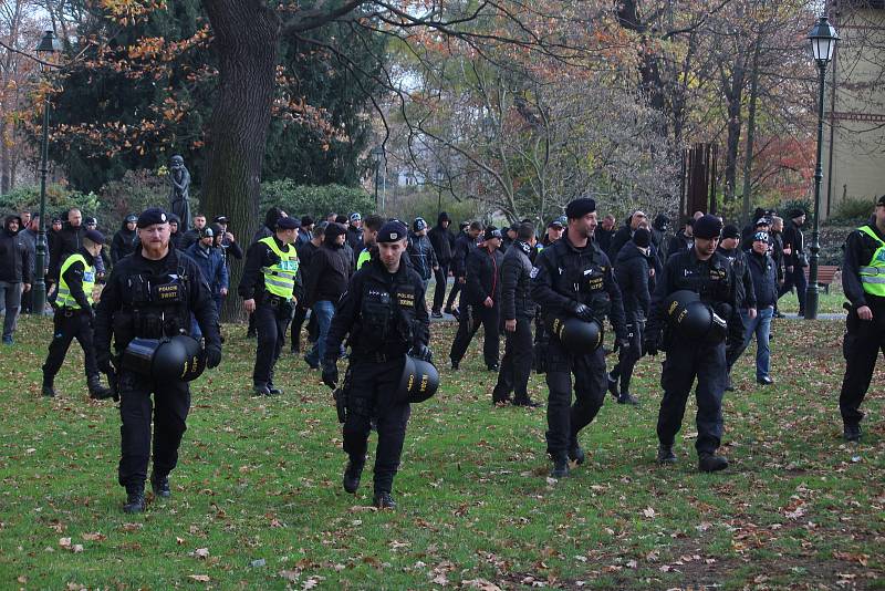 Policisté v Opavě dohlíželi na dav fanoušků Baníku, který měl více než tisíc lidí.