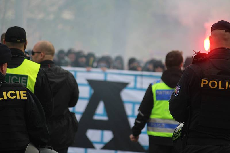 Policisté museli řešit výtržnosti před stadionem během zápasu Opavy s Baníkem.