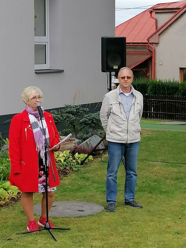 ZŠ a ŽŠ Těškovice v rámci projektu obnovila a otevřela novou školní zahradu, která nebude sloužit pouze odpočinku, ale také vzdělávání.