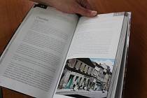 Knihy s opavskou tematikou se stávají i oblíbeným dárkem, jednou z nich je například publikace Opavský uličník z roku 2017.