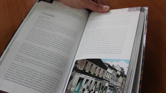 Knihy s opavskou tematikou se stávají i oblíbeným dárkem, jednou z nich je například publikace Opavský uličník z roku 2017.