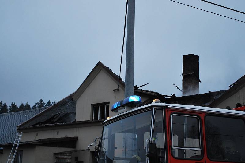 Zásah hasičů u požáru střechy rodinného domu v obci Jakartovice na Opavsku.