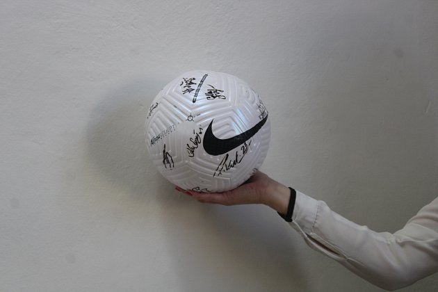 Fotbalový míč Slezského FC Opava podepsaný týmem.