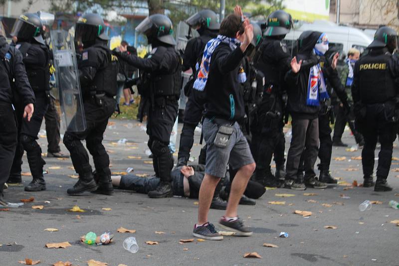 Policisté museli řešit výtržnosti před stadionem během zápasu Opavy s Baníkem.