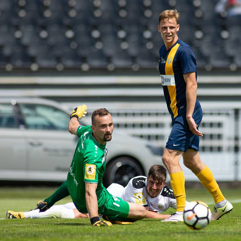 Zápas 29. kola Fortuna národní ligy (FNL) mezi FK Hradec Králové a SFC Opava na stadionu v Hradci Králové 20. května 2018. Patrik Vízek - hk, David Puškáč - o.