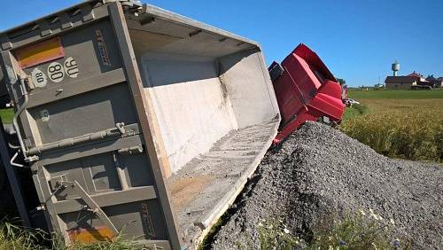 Čtyři jednotky hasičů zasahovaly ve čtvrtek odpoledne v Hradci nad Moravicí-Jakubčovicích u nehody nákladního automobilu Iveco, naloženého štěrkem.