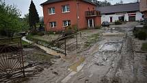 Šilheřovice trpí po bleskové podvodni, která v noci zasáhla obec. Následky povodně a jejich odklízení, čtvrtek 13. května 2021.
