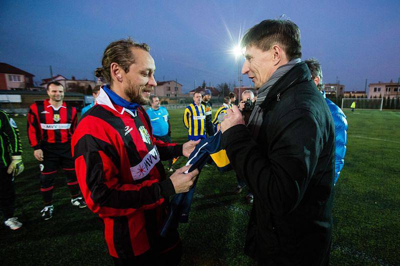 Vánoční exhibice Slezského FC se letos uskutečnila již před Štědrým dnem. Na umělce v Opavě-Kylešovicích předvedli své umění osobnosti nejen ze slavné éry opavského Kaučuku. V utkání nakonec rozdílem dvou branek zvítězil tým žluto-modrých.