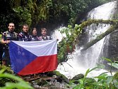 Český tým OpavaNet/Salomon/Accom v kostarickém pralese. Zleva Tomáš Petreček, Jaroslav Krajník, Bára Válková a Tomáš Vaněk.