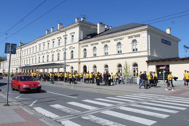 Fanoušci SFC Opava odjeli speciálně vypraveným vlakem do Ostravy.