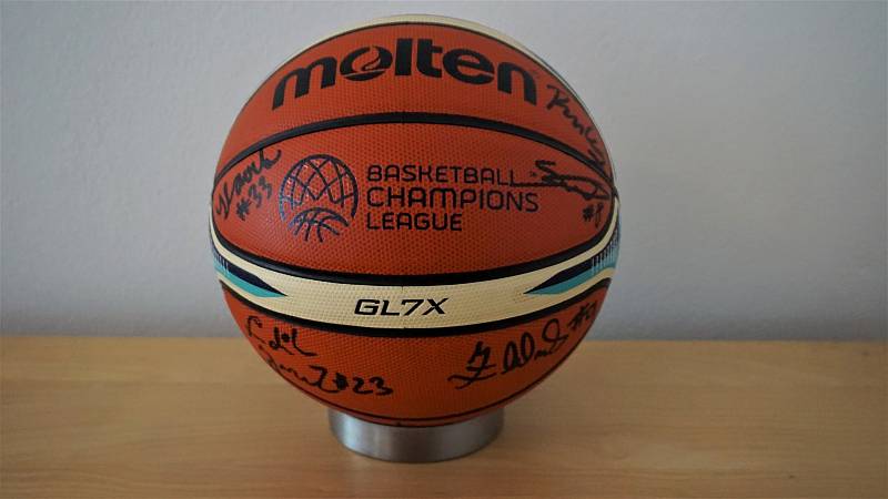 Originál balón z Champions league podepsaný všemi hráči BK Opava a trenérem.