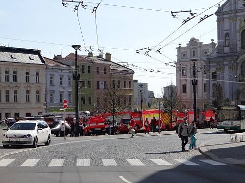 Malí a velcí hasiči divákům až do odpoledních hodin předváděli svou techniku a činnost u nejrůznějších zásahů.