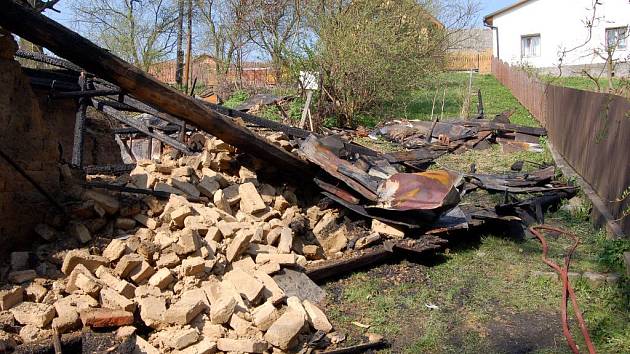 Požár se rychle rozšířil a z domu zůstaly jen obvodové zdi a komín. Archivní snímek Deníku z dubna 2009, krátce po požáru