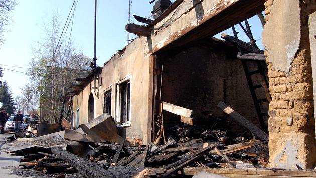 Takto vypadal vypálený dům na Opavské ulici ve Vítkově po útoku žhářů v dubnu 2009. Dnes je srovnán se zemí.