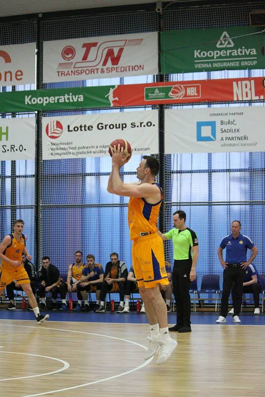 Opavští basketbalisté už v prvním poločase nabrali devítibodové manko. Foto: Dalibor Žídek