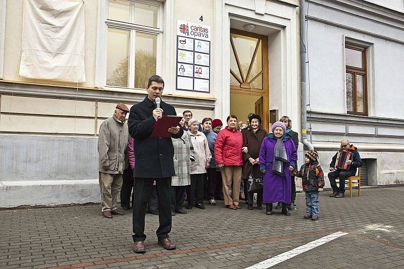 Desítky lidí se ve středu zúčastnily slavnostního odhalení domovních znamení na charitních domech v Kylešovské ulici.