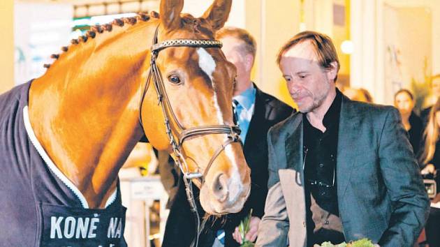 Bratři Karel a Marián Rodenovi jsou na koňském galavečeru téměř pravidelnými hosty. Karel Roden odměňuje skokového koně roku 2011 Arista Z.