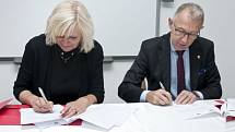 Ředitelka SZM Jana Horáková a starosta Ratiboře Mirosłav Lenk podepisují dohodu o spolupráci.