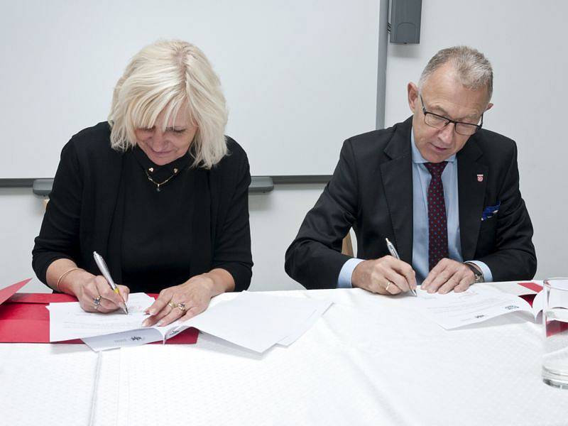 Ředitelka SZM Jana Horáková a starosta Ratiboře Mirosłav Lenk podepisují dohodu o spolupráci.