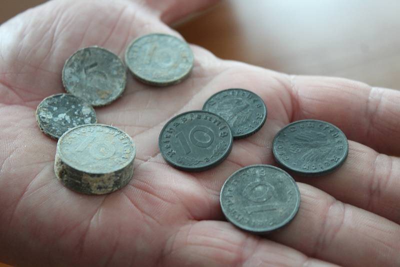 Pod márnicí se ukrýval poklad, tisíce německých mincí.