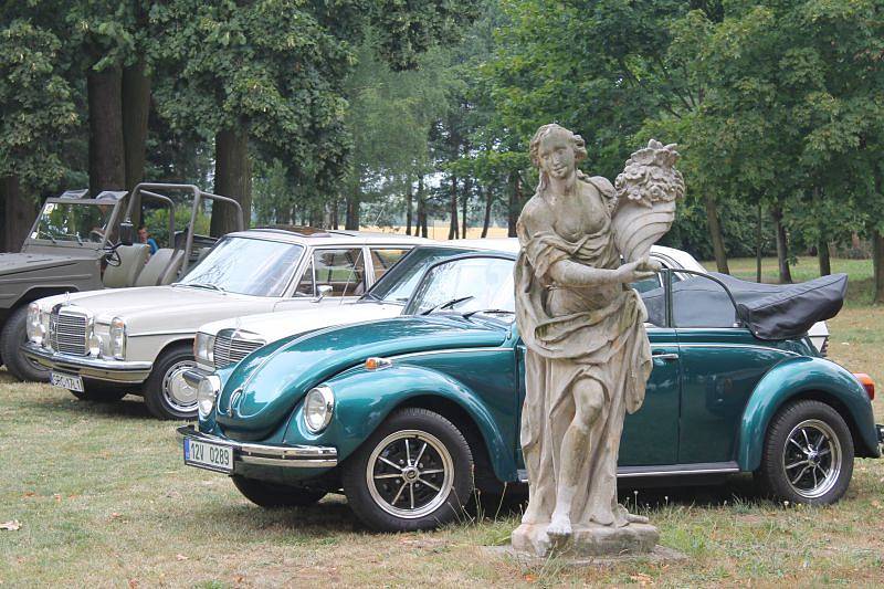 Nablýskané historické motocykly a automobily zdobily v sobotu prostranství zámku v Neplachovicích. Konala se zde již devátá Cisarská veterán rallye.