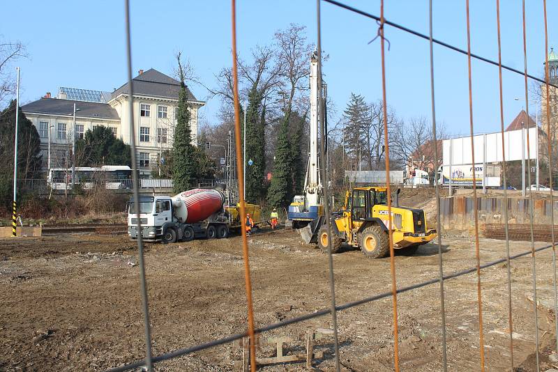 Stavba nového parkovacího domu začala. Opava, březen 2021.