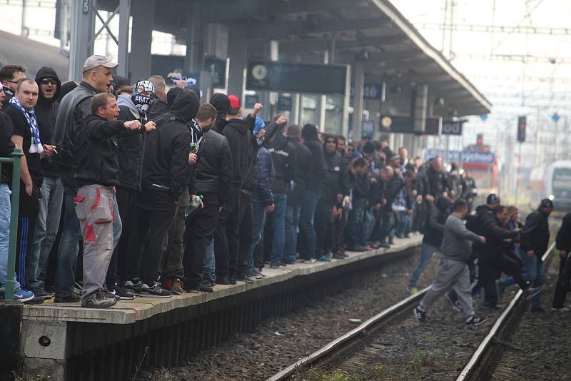 Policisté v Opavě dohlíželi na dav fanoušků Baníku, který měl více než tisíc lidí.