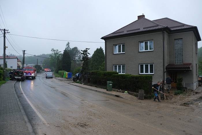 Hasiči pomáhají již dlouhé hodiny v obcích na Opavsku, které zasáhly středeční noční přívalové deště. Šilheřovice, 13. května 2021.