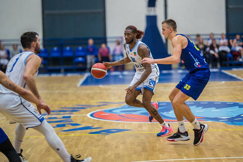 Z basketbalového utkání NBL Kolín - Opava (75.80). Foto: David Kratochvíl