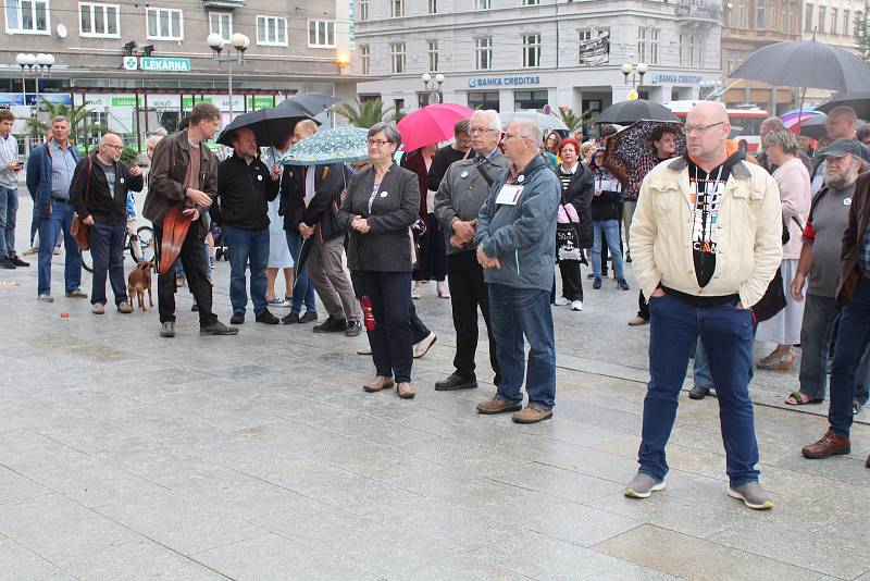 Demonstrace za nezávislou justici a proti vládě v Opavě, 28. května 2019.