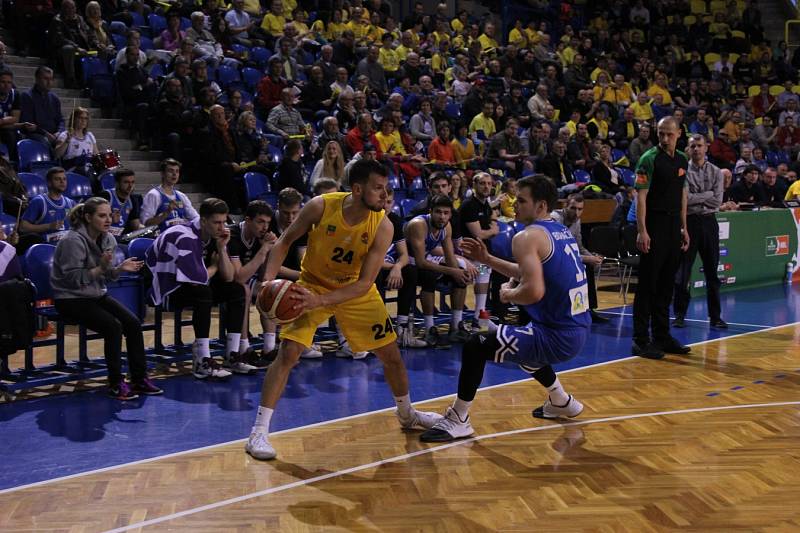 BK Opava – USK Praha 72:57 (24:11, 42:26, 59:44) 