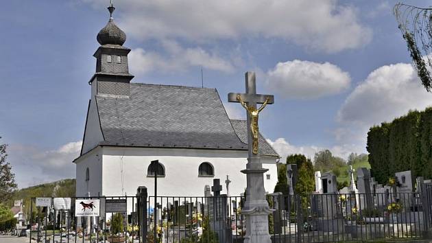 Na hradeckém hřbitově mají fotopast zhruba tři roky, od té doby zde krádeží a vandalství ubylo.