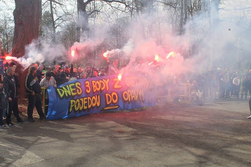 Opavští fanoušci přišli hráče podpořit před odjezdem do Ostravy