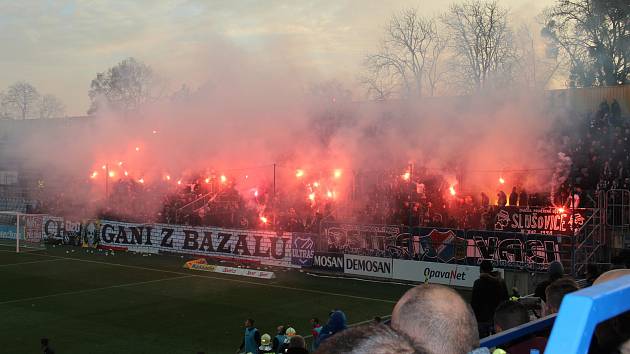 Snímek z výjezdu fanoušků na zápas fotbalového klubu FC Baník Ostrava na derby do Opavy. Ilustrační foto z archivu Deníku.