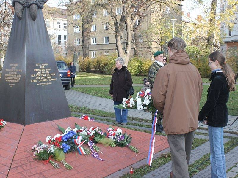 Uplynulou sobotu, v den výročí 17. listopadu, zde stála necelá desítka těch, kteří pocítili, co to jsou totalitní režimy, včetně toho komunistického.