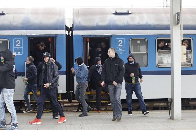 Fanoušci vyrazili k opavskému stadionu.