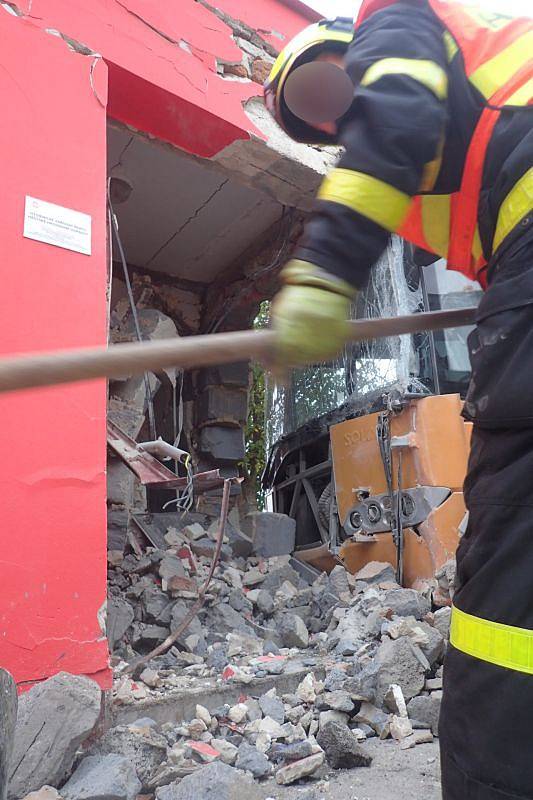 Krátce před osmou hodinou na točně trolejbusu na Hlučínské ulici v Opavě došlo ke zranění stavebního dělníka.