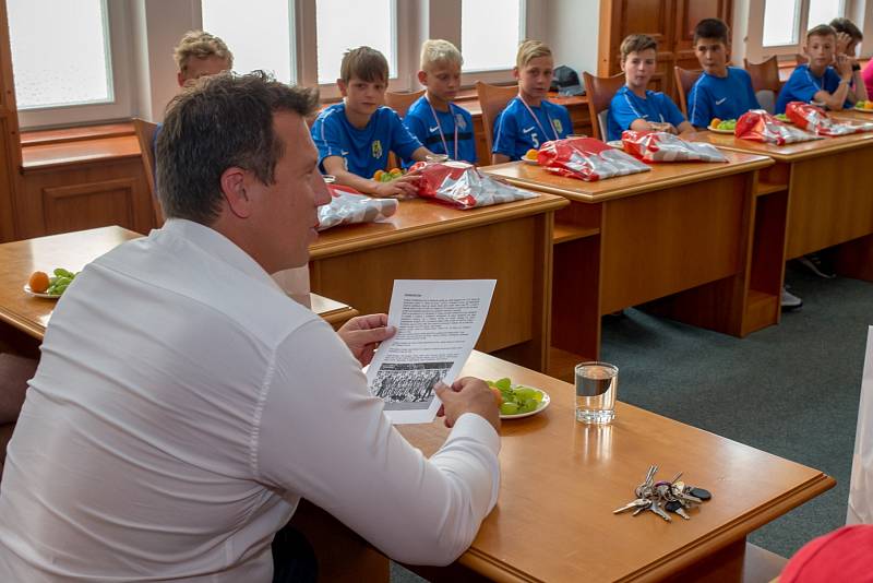 Malí fotbalisté Slezského FC Opava, věkové kategorie U12, u primátora Tomáše Navrátila.